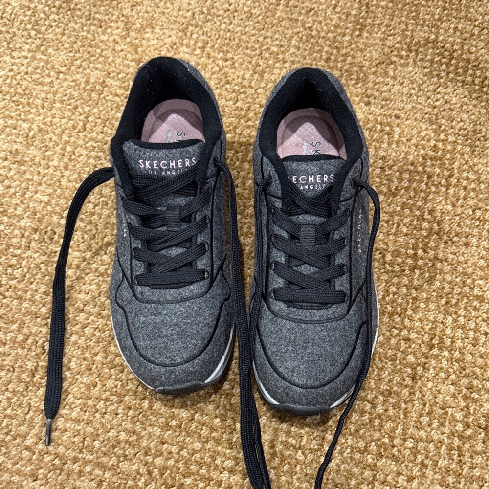 Women’s Like New 7.5 Skechers Charcoal Gray Sneakers Air Cooled Memory Foam